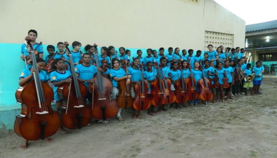 ORQUESTRA QUILOMBOLA DO CURIAÚ RECEBE O PRÊMIO ANU DOURADO 2013