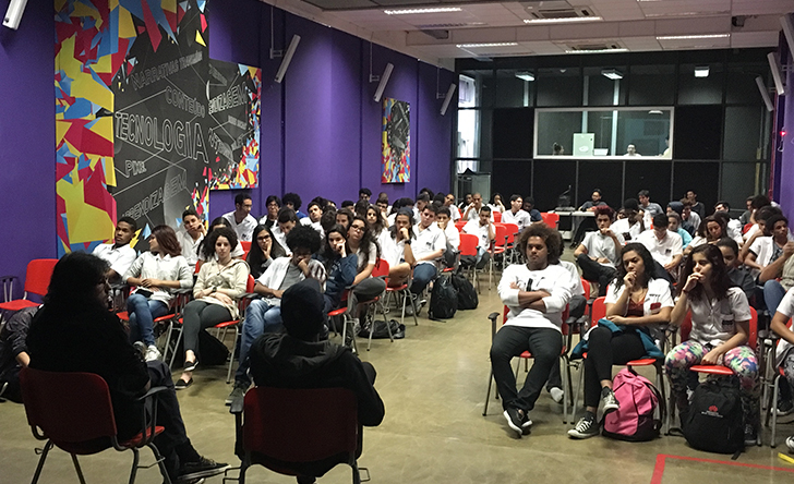 Videoartista Fabiano Mixo leva realidade virtual para alunos do NAVE