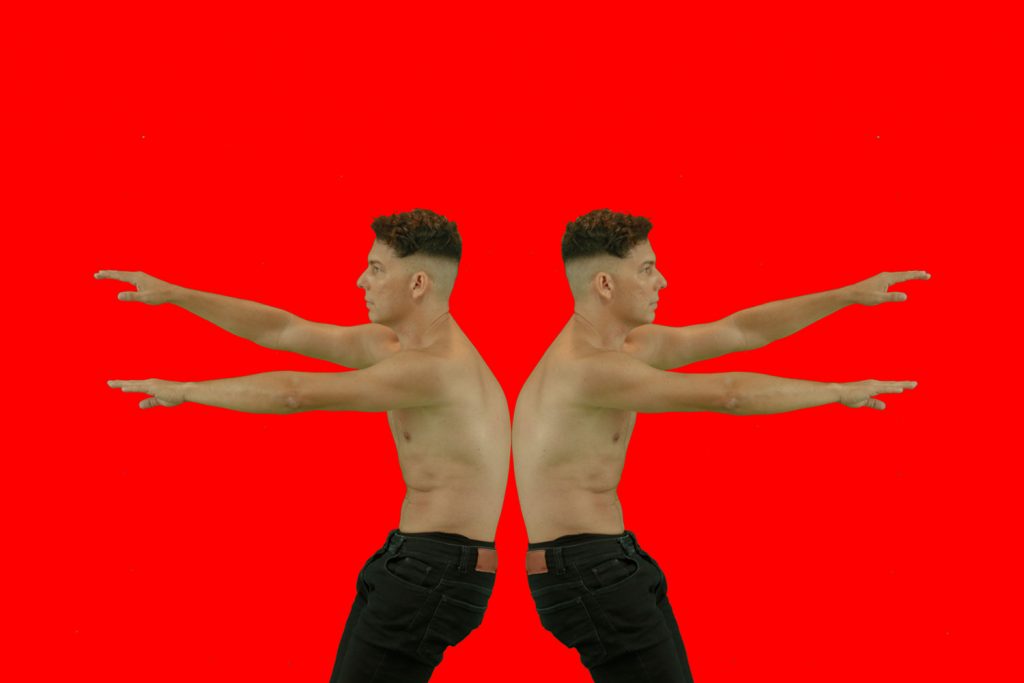 “Palavra-Movimento”: corpo e poesia na exposição de Eduardo Macedo