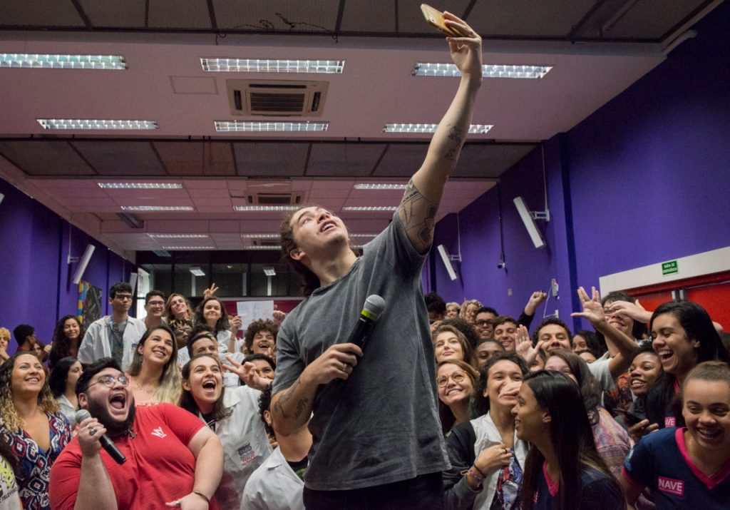 Maior youtuber do Brasil visita o NAVE Rio e dá dicas sobre produção de vídeos