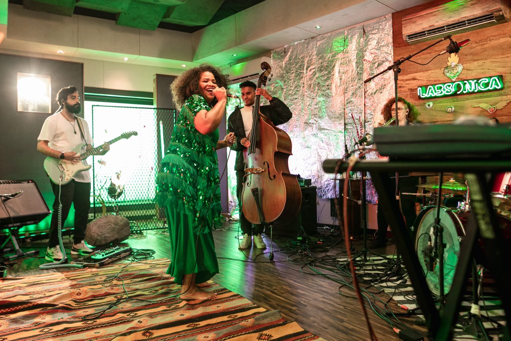 Fostering artistic co-creation for the democratization of art