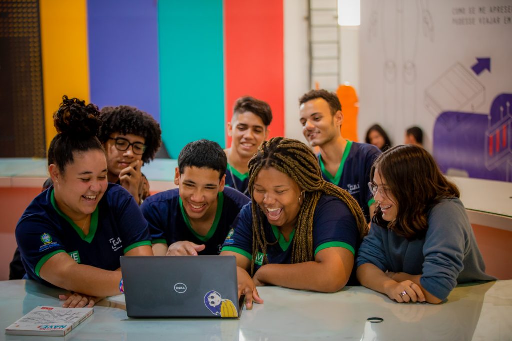 NAVE fortalece sua formação de jovens em tecnologia e programação com a chegada de novos patrocinadores